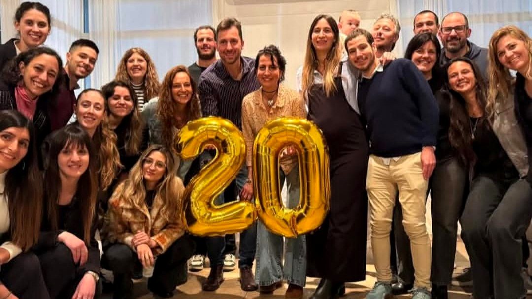 El equipo de Inti Nutrición, más de veinte personas, con globos dorados que forman un 20