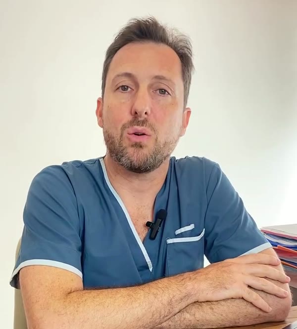 Juan Pablo Santroni en el consultorio, con ambo azul
