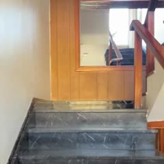 La escalera al segundo piso