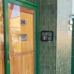 La puerta verde con el 293